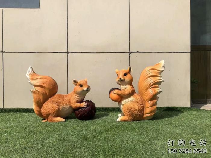 草地松鼠雕塑廠家 創(chuàng)意異形小品 戶外異形松鼠雕塑