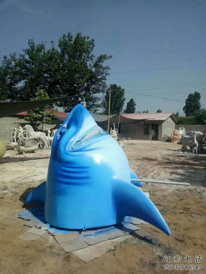 彩繪魚(yú)頭雕塑廠家 卡通噴漆小品 草地切面魚(yú)頭雕塑
