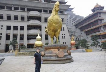 別墅金雞雕塑廠家 卡通噴漆小品 廣場(chǎng)現(xiàn)代金雞雕塑
