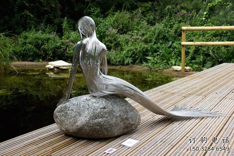 拉絲美人魚雕塑廠家 鏤空創(chuàng)意擺件 別墅區(qū)不銹鋼美人魚雕塑廠