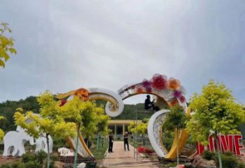 心形拱門(mén)雕塑，鏤空工藝，不銹鋼藝術(shù)大門(mén)雕塑廠家