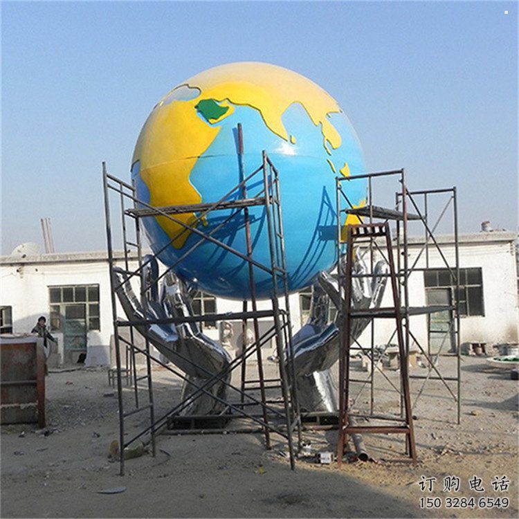 地球儀雕塑制作，村標概念，鍛鋼手托地球儀雕塑廠家