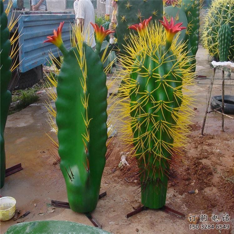 彩繪仙人掌雕塑