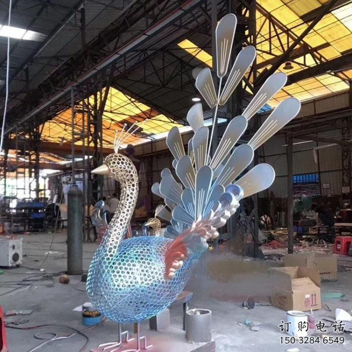 孔雀雕塑廠家，小區擺件，不銹鋼鏤空孔雀雕塑制造商