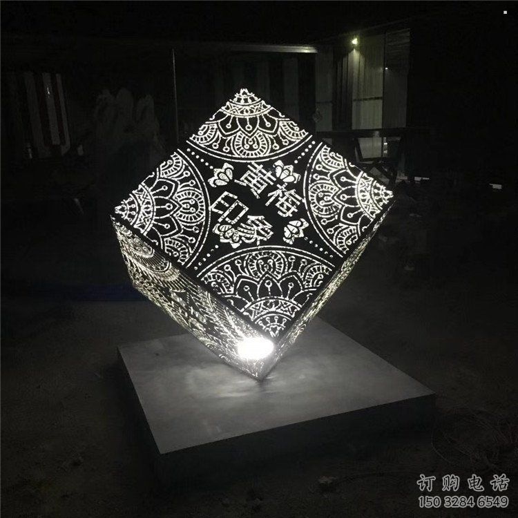 魔方雕塑定做，公園小品，燈光魔方雕塑點(diǎn)擊