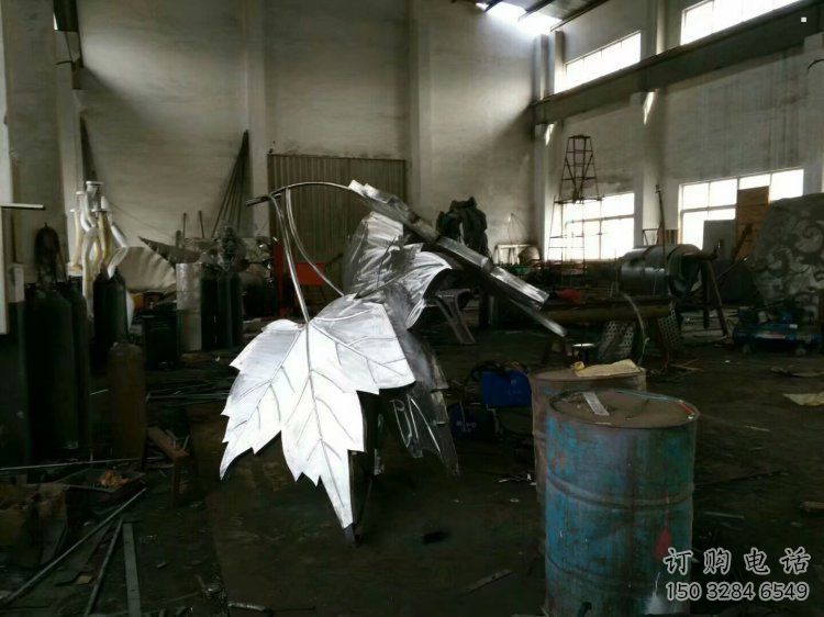 楓葉雕塑承接，城市裝飾，大型不銹鋼楓葉雕塑廠家