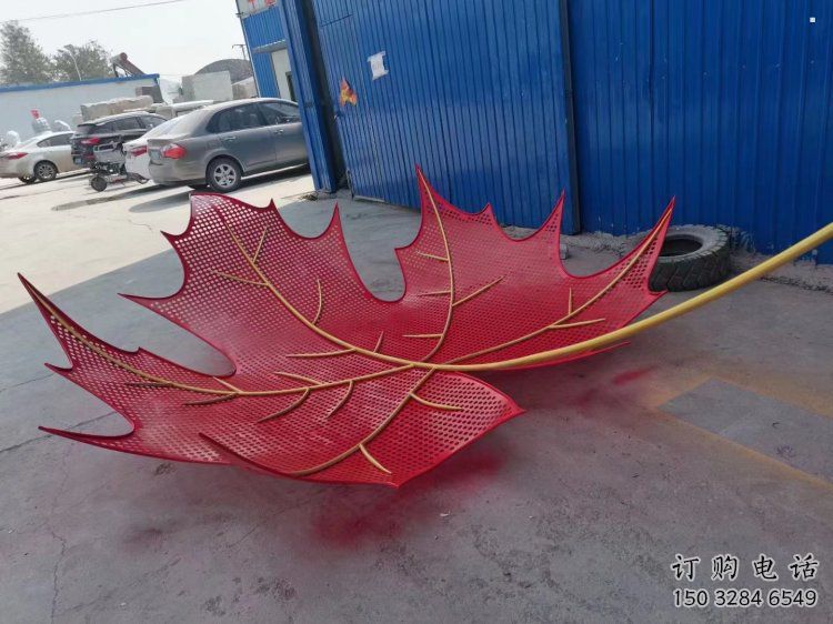 鏤空楓葉雕塑制造，白鋼構(gòu)件，鐵藝楓葉雕塑廠家提供