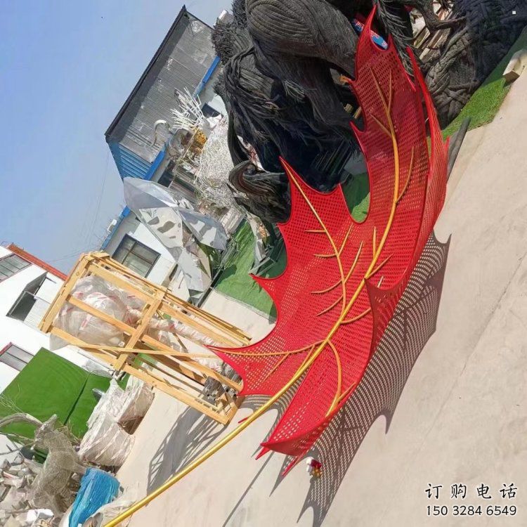 制造鏤空楓葉雕塑，地標擺件，烤漆鐵藝楓葉雕塑廠家