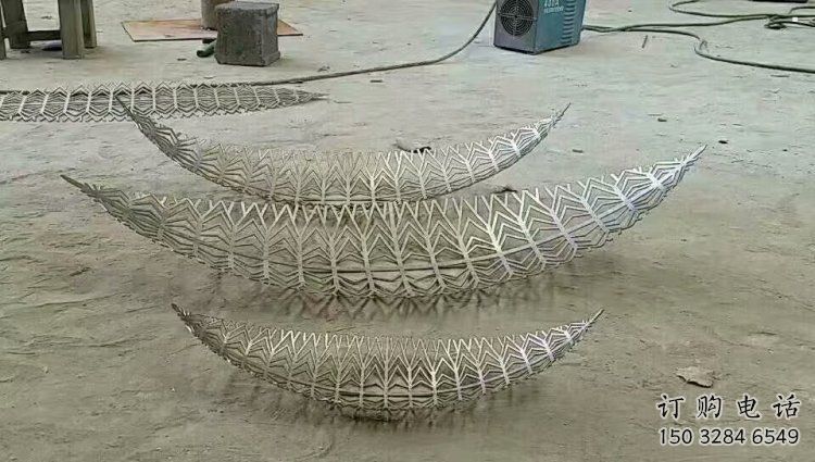 街道樹葉雕塑