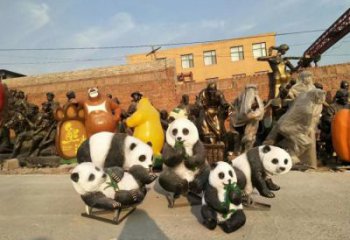金屬熊貓雕塑制作，陸地擺件，仿真熊貓雕塑制造商
