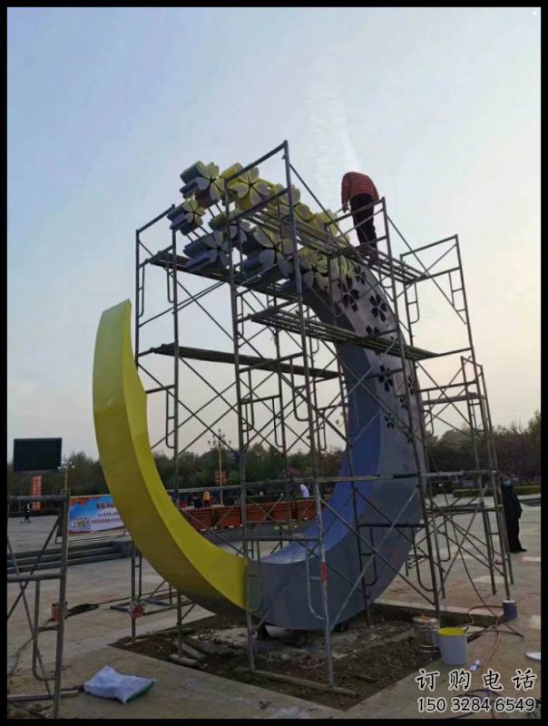 賓館月牙雕塑