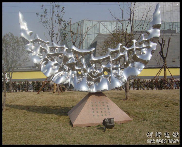 園林月牙雕塑