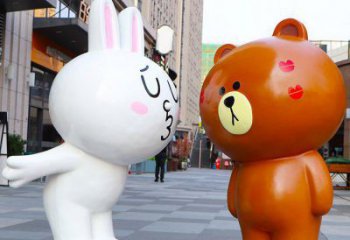 巴音郭楞步行街布朗熊雕塑，玻璃鋼動(dòng)物雕塑，卡通方式